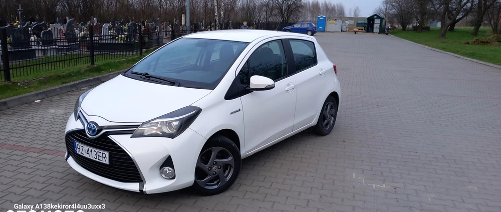 Toyota Yaris cena 43800 przebieg: 105000, rok produkcji 2016 z Rzeszów małe 301